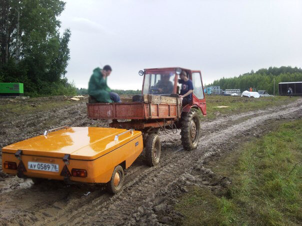 Вариант, когда пришлось прицеп вывозить отдельно по размытой дороге. Городская машинка с ним там не могла проехать. 