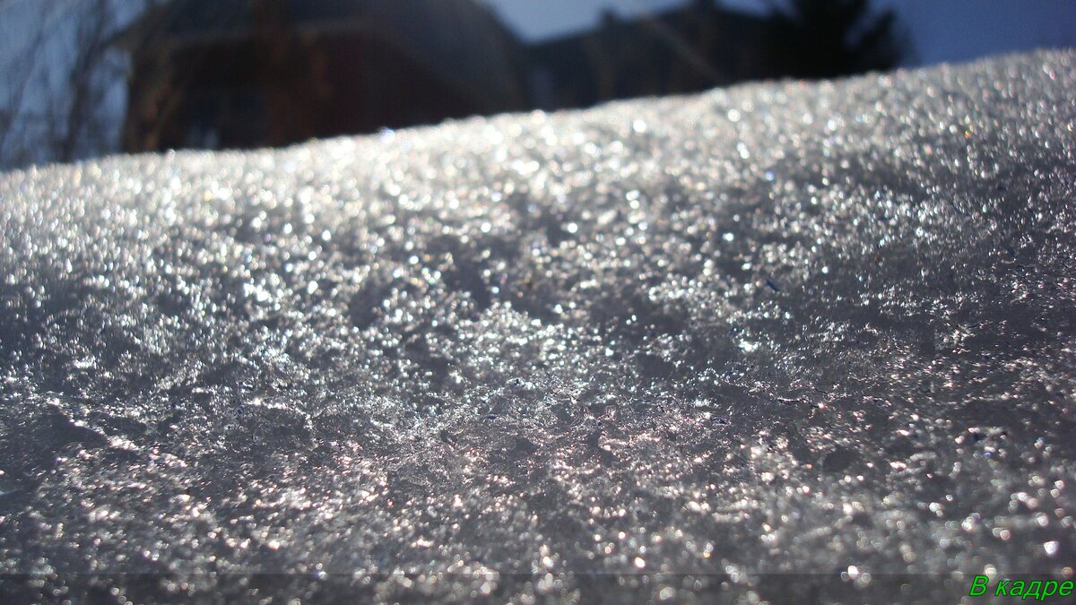 Дом немного спрятался за сугробом