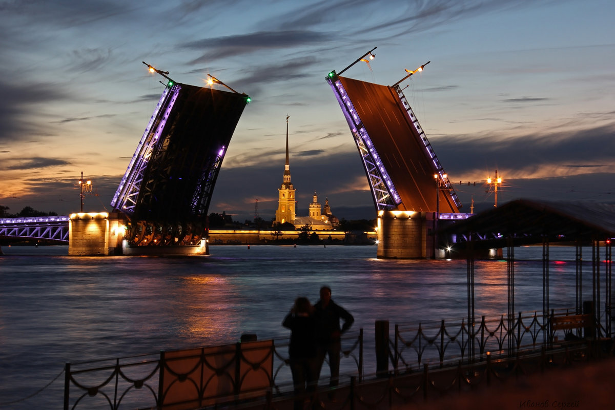 Напарах санкт петербург. Дворцовый мост в Санкт-Петербурге. Разводной мост в Питере. Санкт-Петербург белые ночи разведение мостов. Ночной Питер разводные мосты.