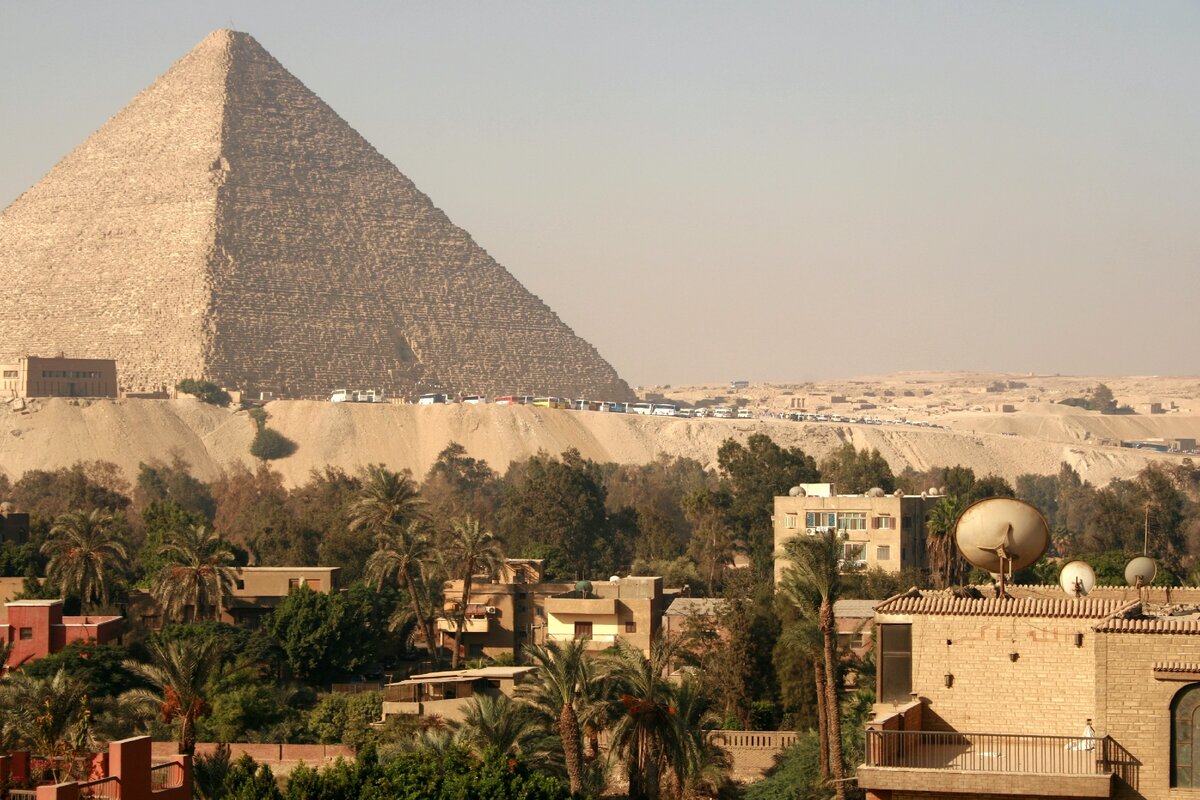 Стоянка автобусов возле Пирамид