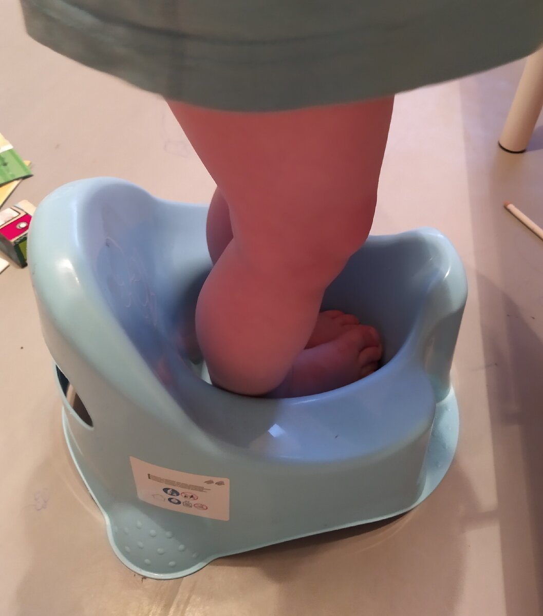 Саша тоже не слишком любит обувь. Из личного архива.