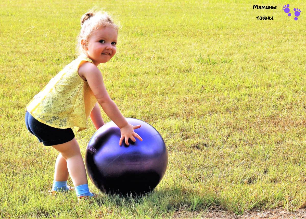 Мяч земля большой. Девочка с мячом. Девочка с мячиком. Маленькая девочка с мячиком. Мячики для детей.