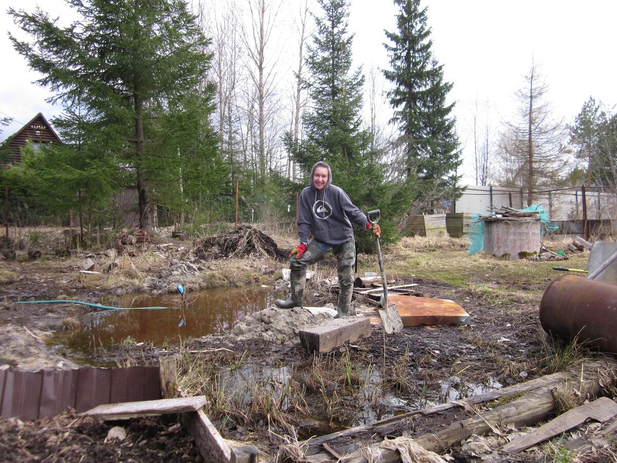   Это я в сапогах мужа. Копаю пруд.