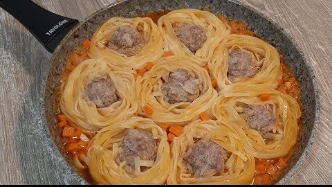 Макароны гнезда на сковороде в соусе