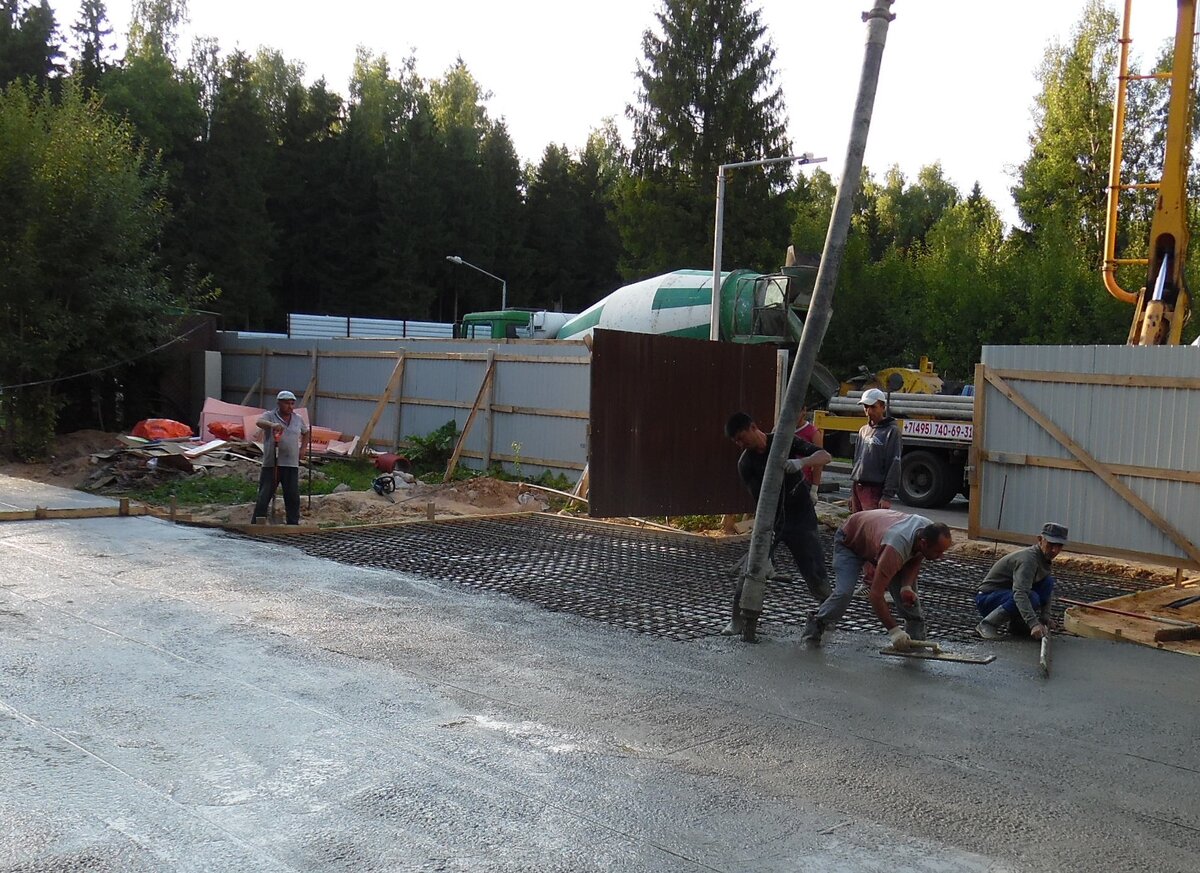 Заливка площадки с помощью бетононасоса