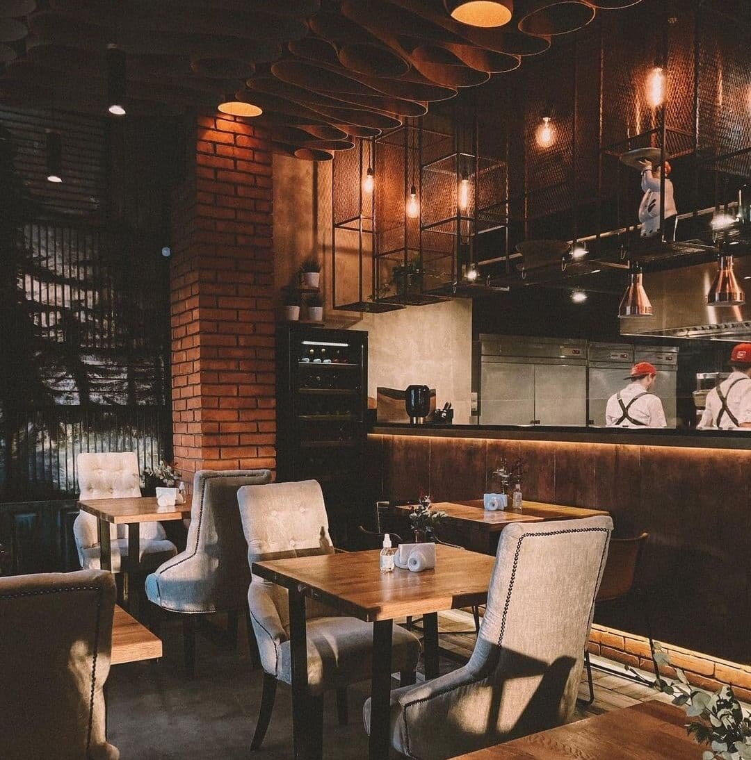 Интерьер гастробара с открытой кухней (фото из инстаграма https://www.instagram.com/nk.gastrobar/?hl=ru)
