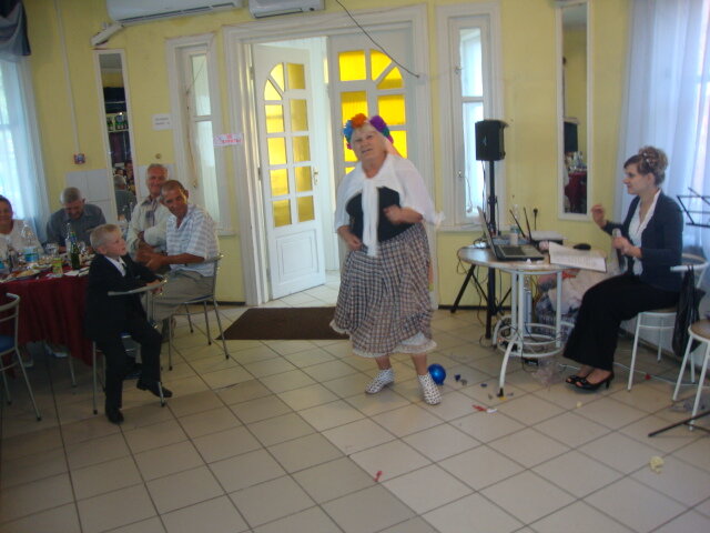 Тёща "зажигает "на юбилее зятя