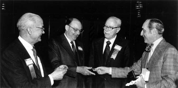 Слева напрво: У. Шокли, У. Браттейн, Д. Бардин. Фото https://www.krugosvet.ru