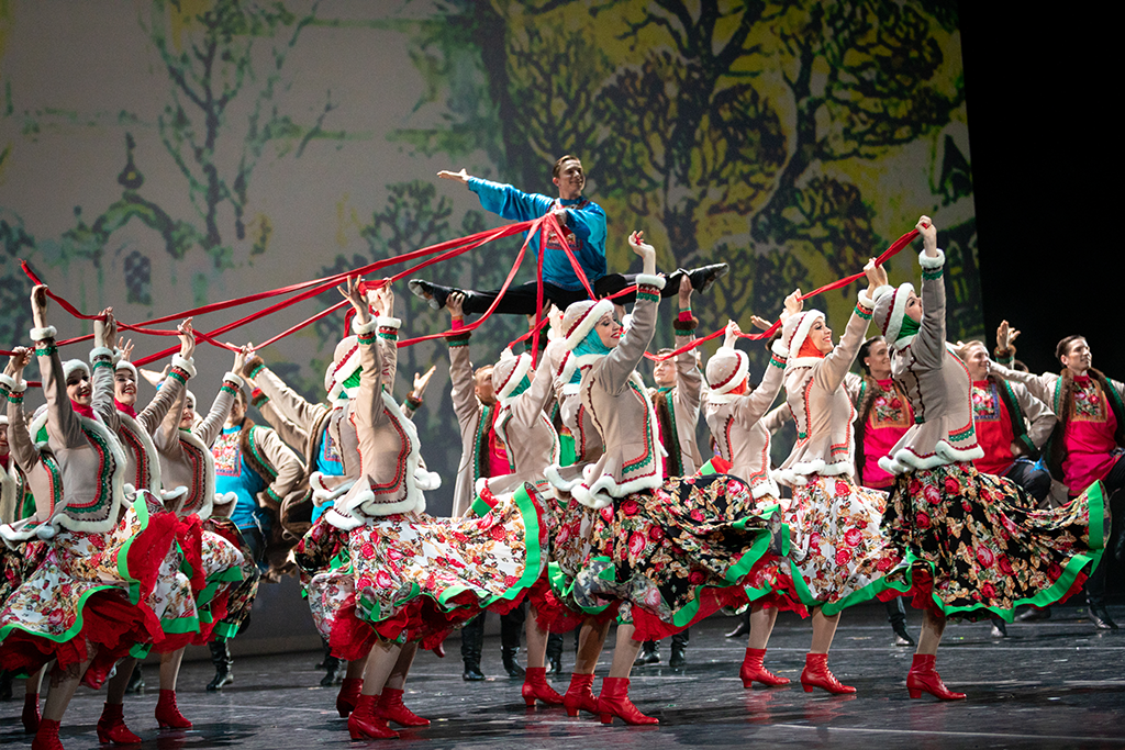 Русский танец «Зимушка». Муз А. Холминов. Хор. В. Слыханова. Исполняют артисты театра танца «Гжель» 