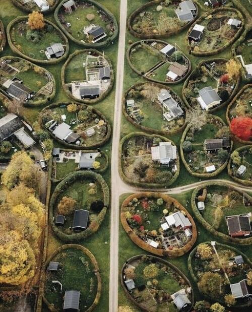 Nærum район в пригороде в Копенгагена. Сады в Nærum считаются одними из самых красивых «круглых садов» в мире. В действительности же их форма овальная.⁣
Поселок спроектировал величайший датский ландшафтный архитектор Карл Теодор Сёренсен (Carl Theodor Sørensen). «Овальные сады» являются одним из его самых известных проектов.⁣