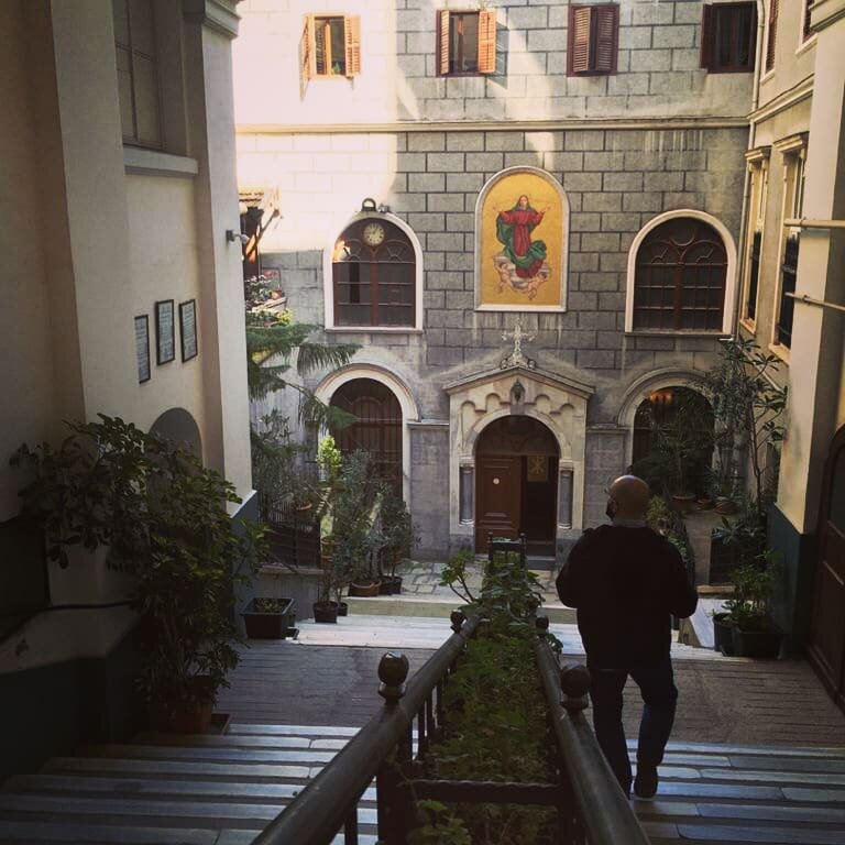 Это католическая церковь в Таксиме, Стамбул.