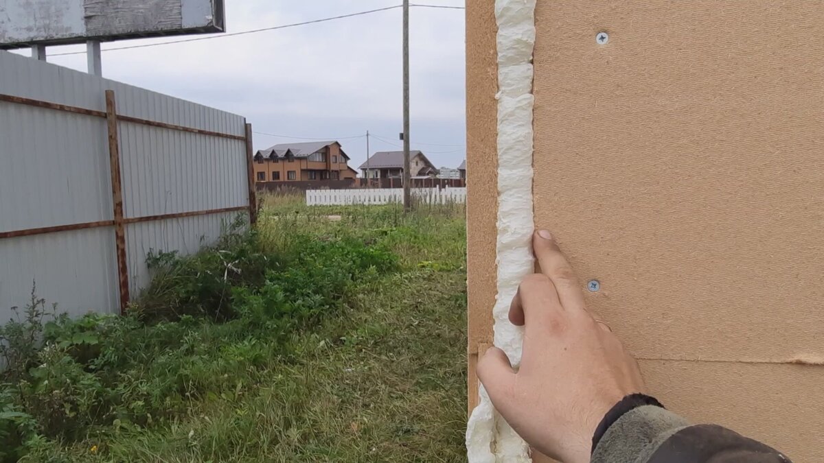 Пена в месте стыка ОСП, лучше оставлять 10-20мм чтобы удобно было запенить, чем 1-2мм что запенить почти не реально качественно.