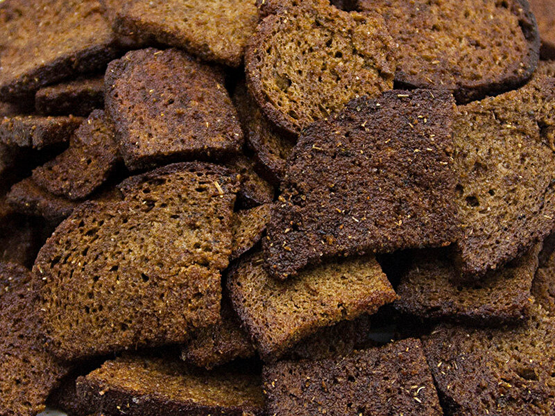 черные сухари. сухарики твердые. сухарики черные с чесноком. черные сухари. сухарики.