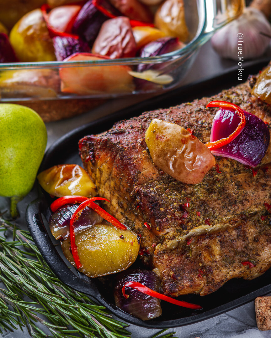 Свинито под двумя градусами🍸 с грушами🍐 и яблоками🍎