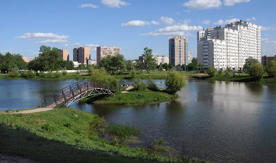 5. Гольяново Открывает пятерку худших районов Москвы Гольяново, зажатое между МКАД и Щелковским шоссе. Несмотря на наличие своей станции метро, район испытывает серьезные транспортные проблемы.