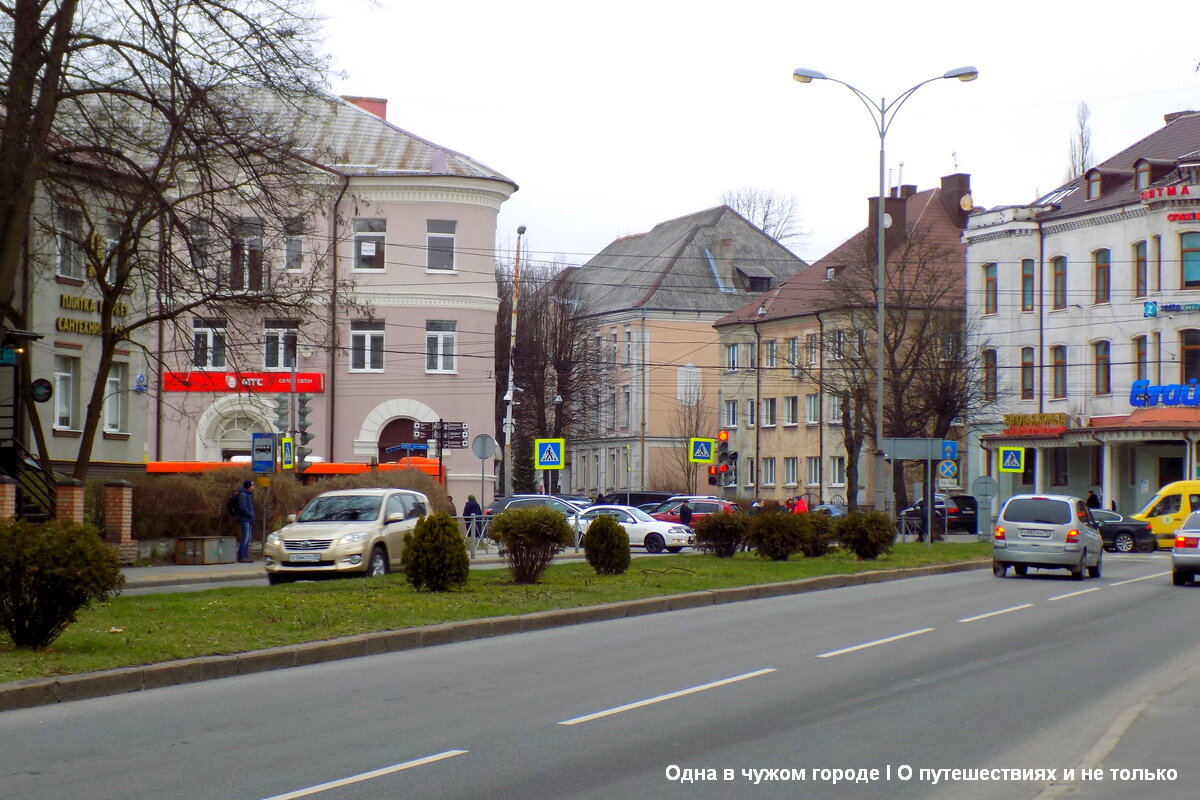 Справа по ходу движения вы увидите кварталы хорошо сохранившихся многоквартирных жилых домов довоенной постройки - с эркерами, балкончиками и башенками. Слева будет район малоэтажных домов и вилл - именно он нас и интересует.