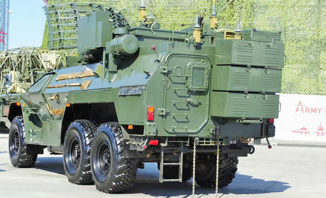 Так выглядит самая известная российская оружейная система, использующая СВЧ-излучение. Это машина дистанционного размиирования "Листва". Судя по мнению журналистов NYT у российской разведки есть что-то более компактное. Фото Яндекс-коллекция.