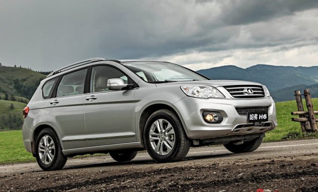 Передняя часть украшена фарами в форме капли с небольшого размера ступенькой внизу, аккуратной радиаторной решеткой и мощным бампером.