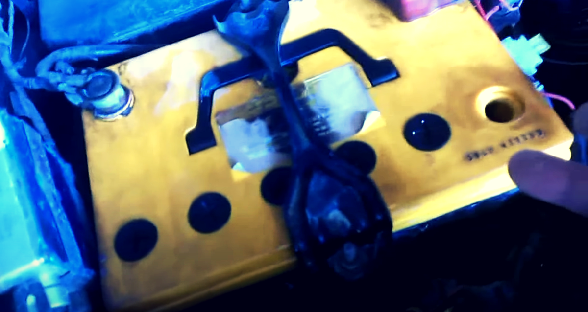 на этом фото видно как электролит просачивается через пробки. 