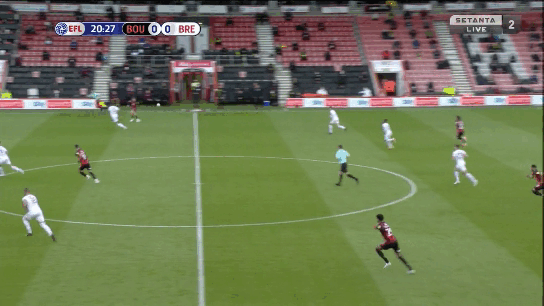 Дриблинг Брукса вынуждает фолить. Одна из двух желтых карточек у Брентфорда была заработана на нём.