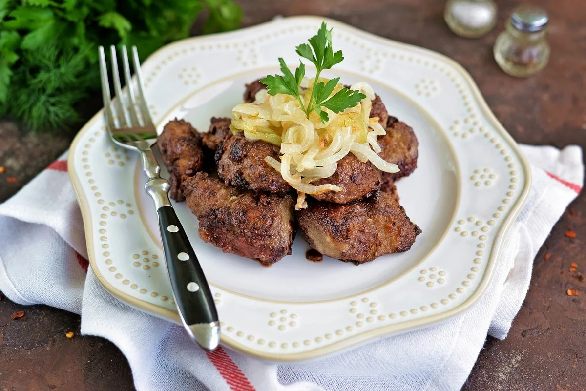 Печень жареная с луком мягкая. Печёнка говяжья жареная с луко. Печень говяжья жареная. Печень говяжья жареная с луком. Жареная печень говяжья с луком на сковороде.