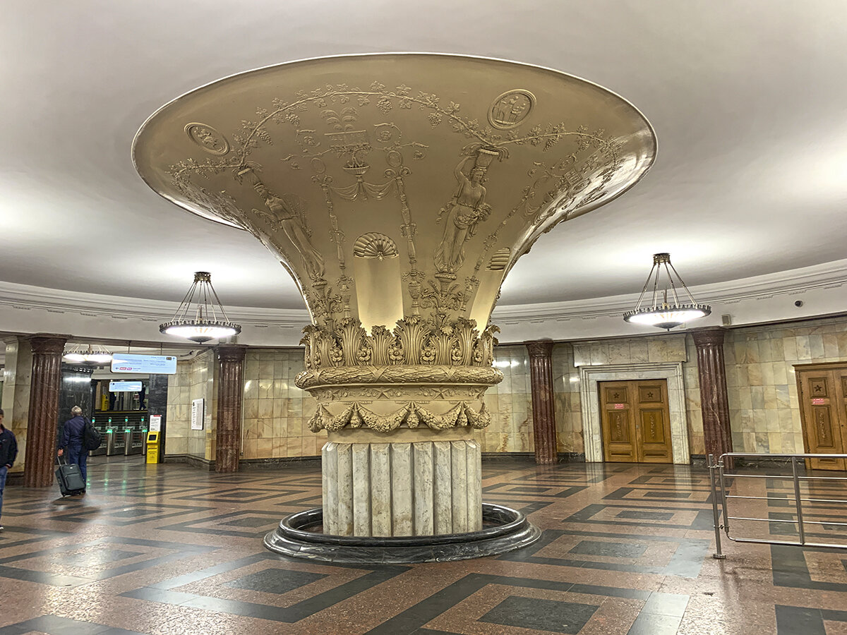 Ориентируемся вот на эту большую красивую колонну. Фото автора