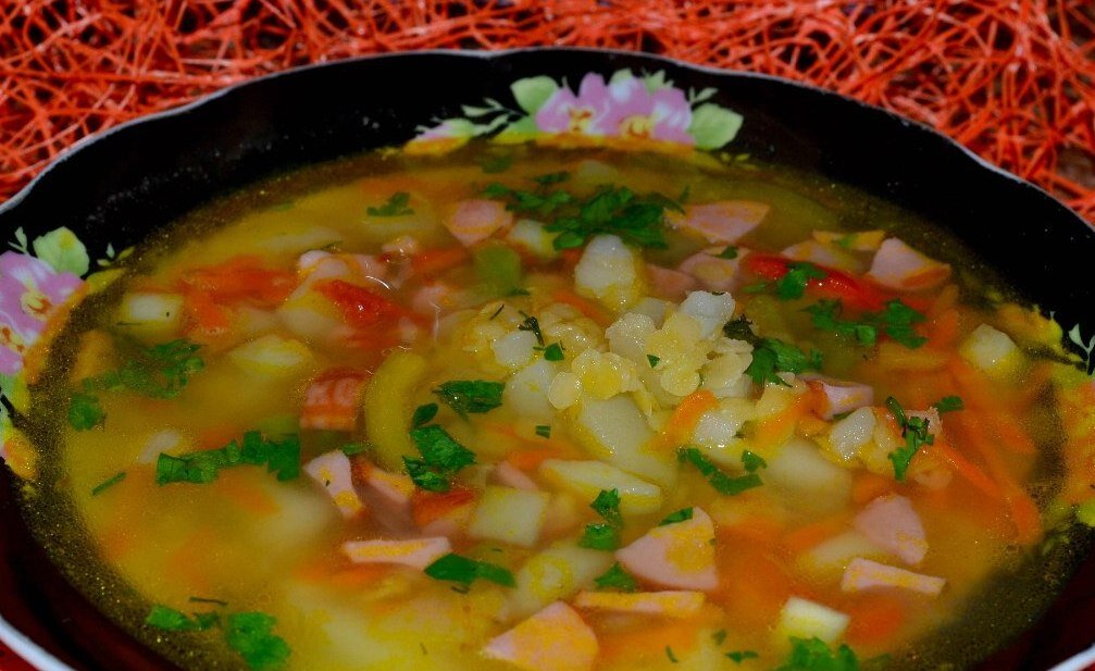 Суп с сосисками и чечевицей