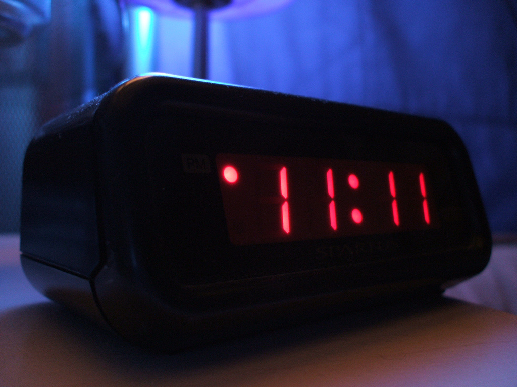 Всегда видимое время. 11 11 Электронные часы. Одинаковые числа на часах 11 11. Числа на часах 1111. 11:11 На будильнике.