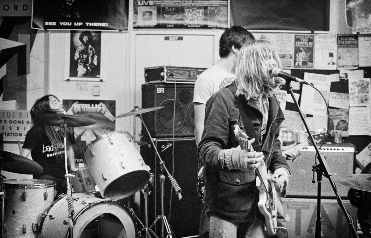 Nirvana paradis des. Kurt Cobain 1991. Nirvana Band. Дэйв Грол Нирвана. Курт Кобейн 1990.