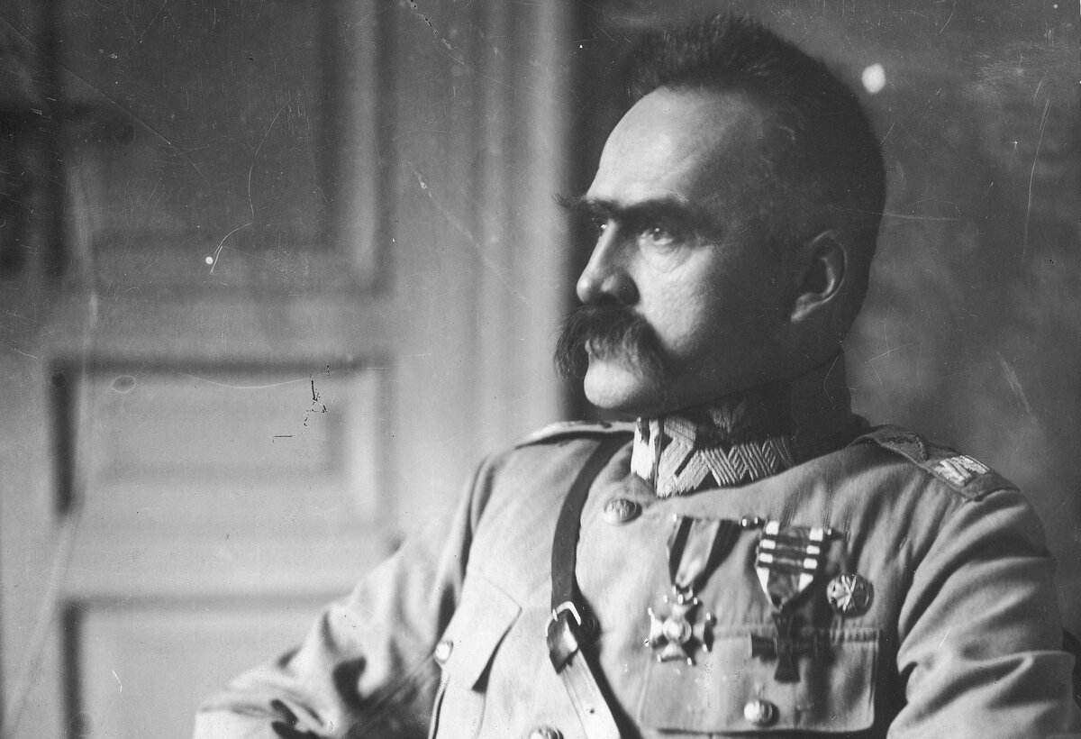 Лидер юной Польши Пилсудский не верил Ленину ибо и сам был социалистом