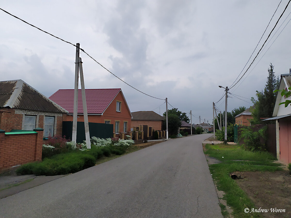 Улица Октябрьская, идущая от центра села к железнодорожному полустанку. Как видите, дома тут вполне современные
