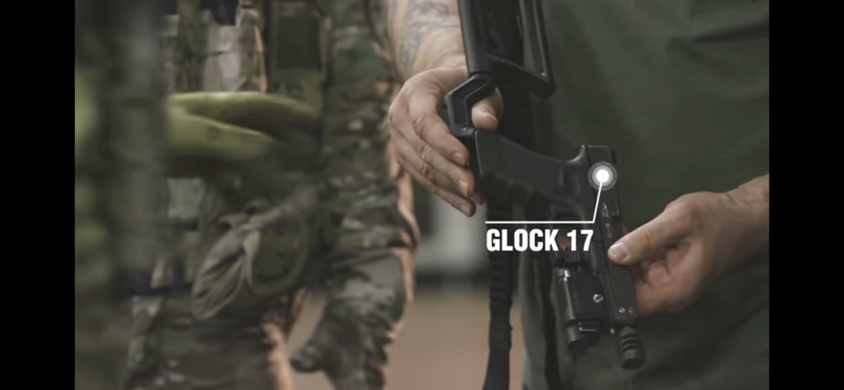 Личное оружие оперативника с обязанностями щитового- Австрийский glock 17, на платформе RONI