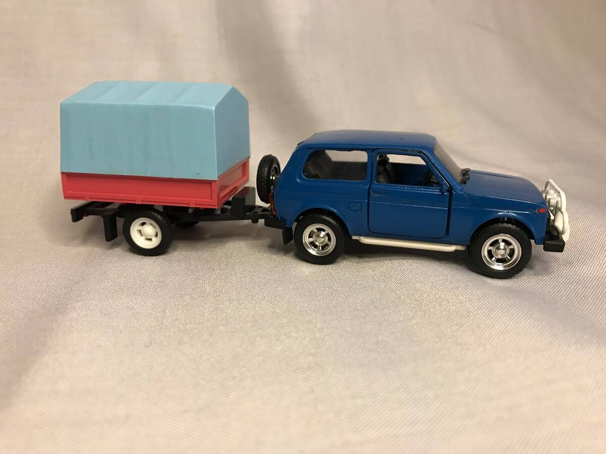 В тот момент - мне хотелось поставить в свою коллекцию Ниву с прицепом. Конечно, предполагалось, что это будет прицеп "Скиф", которым комплектовались Нивы еще во времена СССР. 