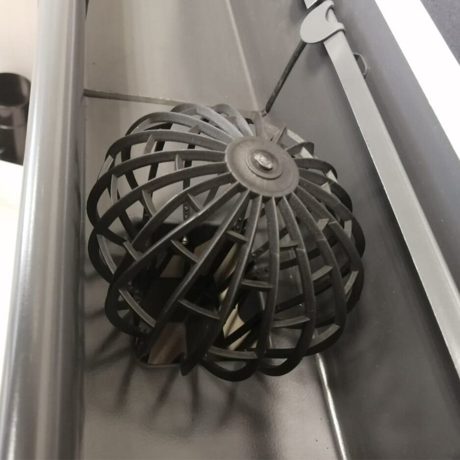 "Паук" защищает водосток, задерживая мусор и не препятствуя прохождению воды