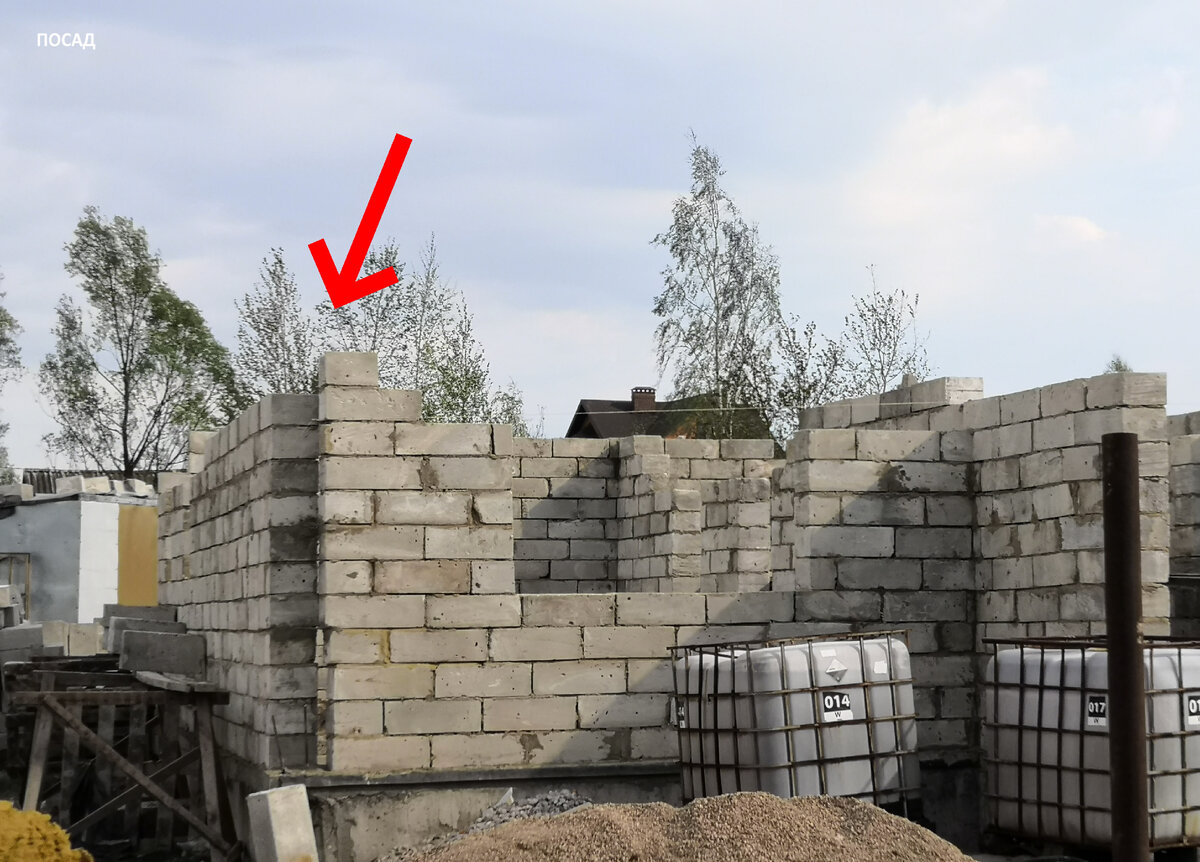 Как интересно: сначала стены, а потом - к ним "подлить" углы из замешанного в корыте бетона неизвестной марки (всё на глазок). Видимо, с сопроматом строители не знакомы.