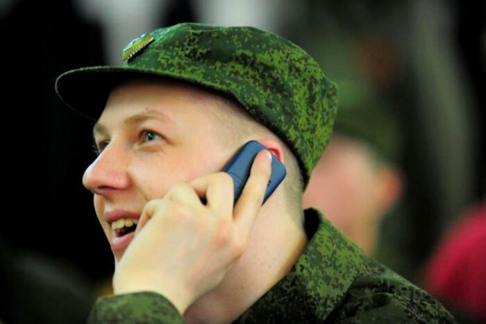 Фото взято с сайта: https://neprizyvnoi.ru/prokhozhdenie-sluzhby/kak-pronesti-telefon-v-armiyu-prizyvniku/