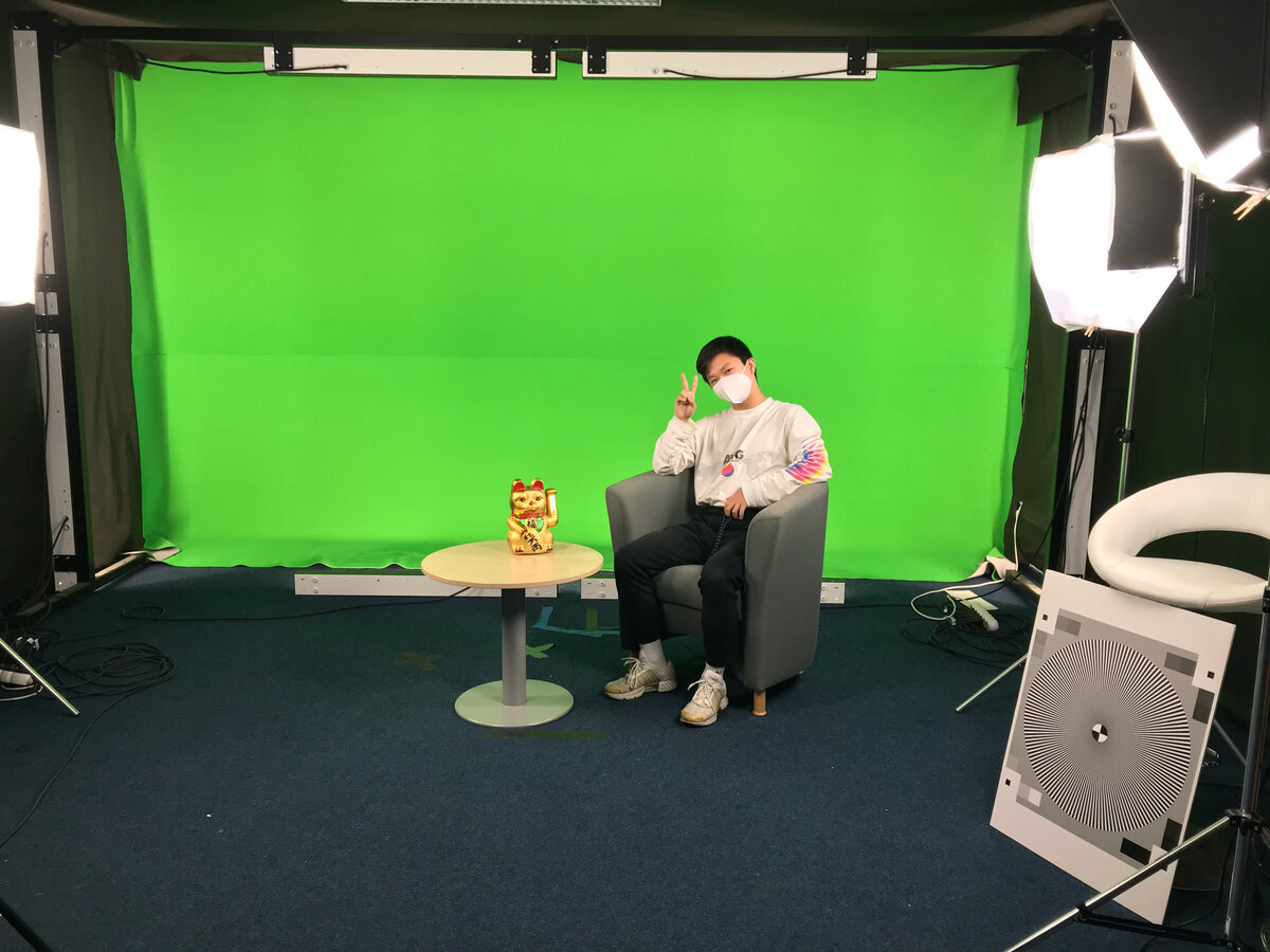 Это ваш покорный слуга в студии VŠE. 