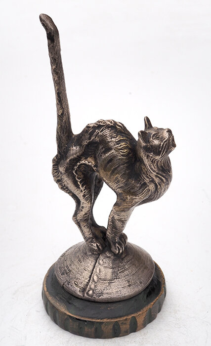 "Кот на печной трубе". Автор Emil Ottavy. Франция, 1920-е гг. Бронза, никелирование. Частная коллекция. Фото Андрея Мятиева.