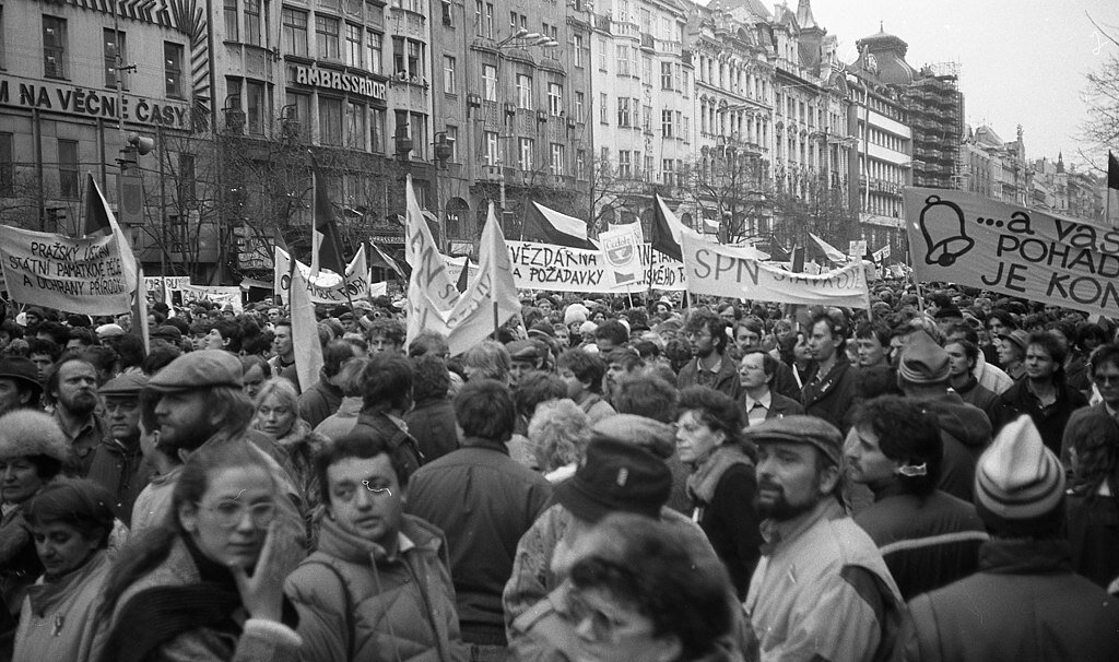 Революция в европе год. Революция в Чехословакии 1989. Бархатная революция в Чехословакии в 1989. Демократическая революция в Чехословакии. Прага 1989г. Бархатная революция