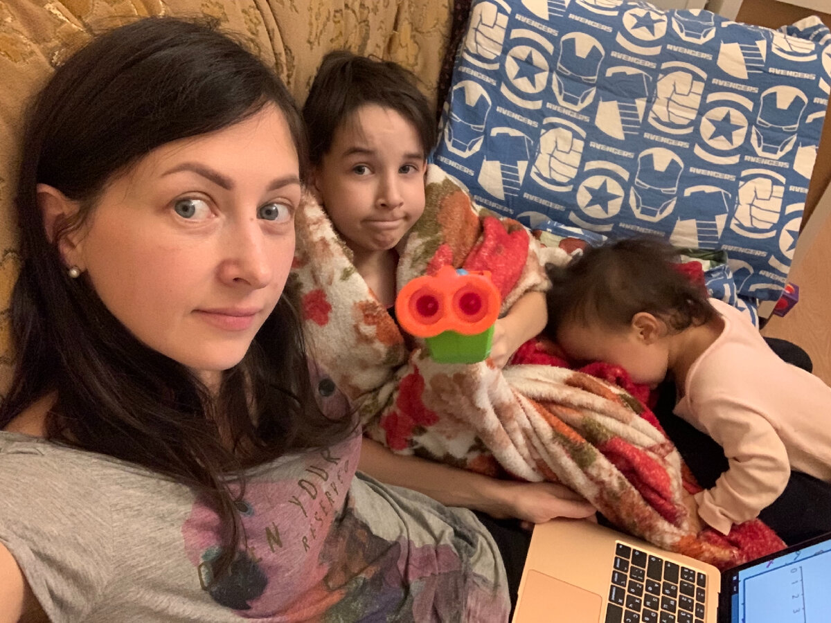 Слушаем вместе урок по математике, перебравшись на диван. Очень удобно. Хотя это исключение. Обычно все же занятия за столом. 