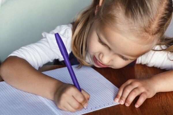 Терпеливо и постепенно, мягко помогайте ребёнку