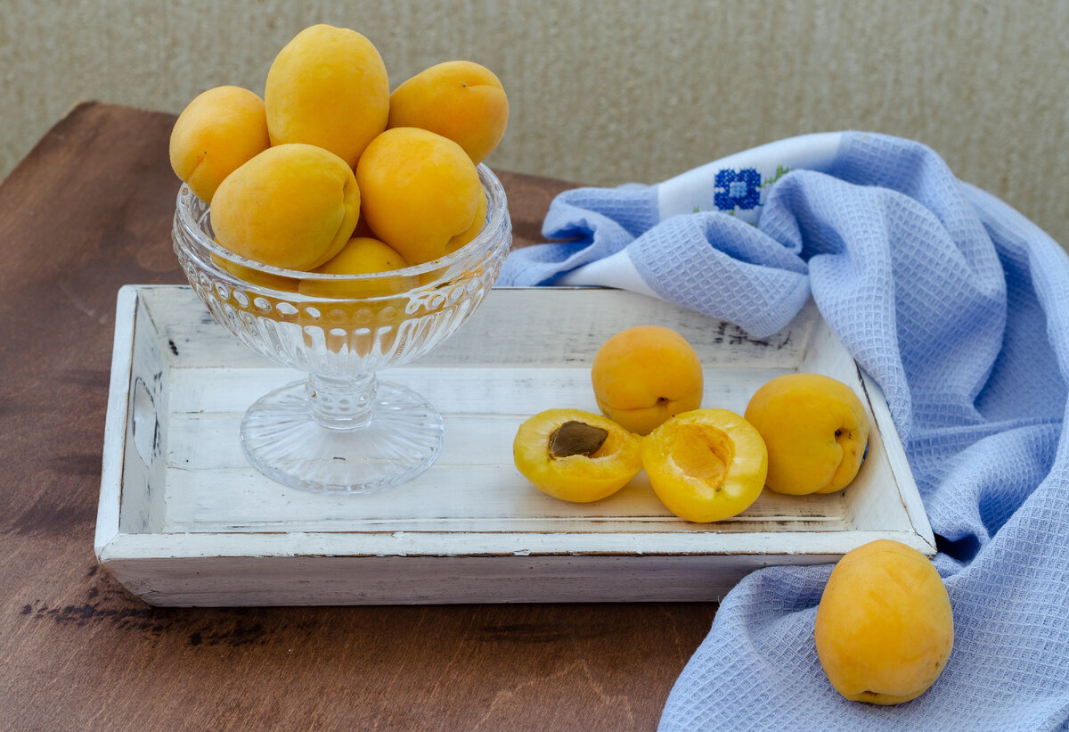 Вот такой урожай мы собрали, когда абрикосовое дерево вновь начало плодоносить.