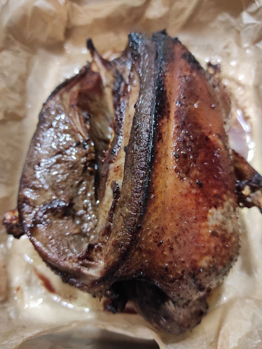 Утка в готовом виде. При запекании не забудьте положить на открытое мясо фольгу