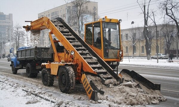 Дело,  видимо, не только в количестве техники, но и в её наборе. Внимательный  читатель скажет, что мы повторяемся, но снова спросим: где традиционные  для наших мест снегопогрузчики (такие, как на снимке), с помощью которых  в 60-80-е годы снег не только сгребался, но и сразу вывозился  самосвалами?