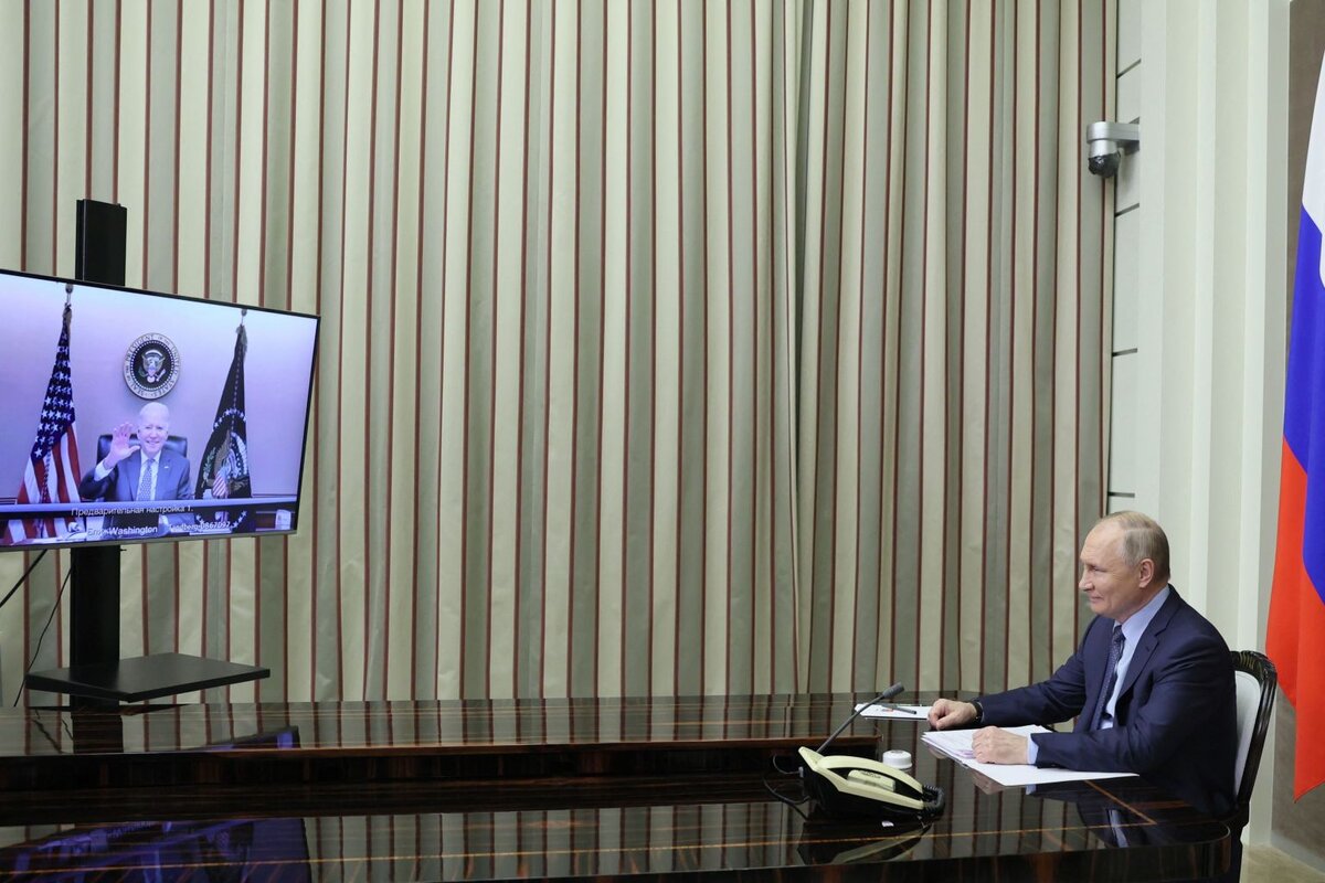 Общение Путина с Байденом. Картинка взята из источника: https://static.straitstimes.com.sg/s3fs-public/articles/2021/12/08/russia-us-politics-161615_0.jpg.