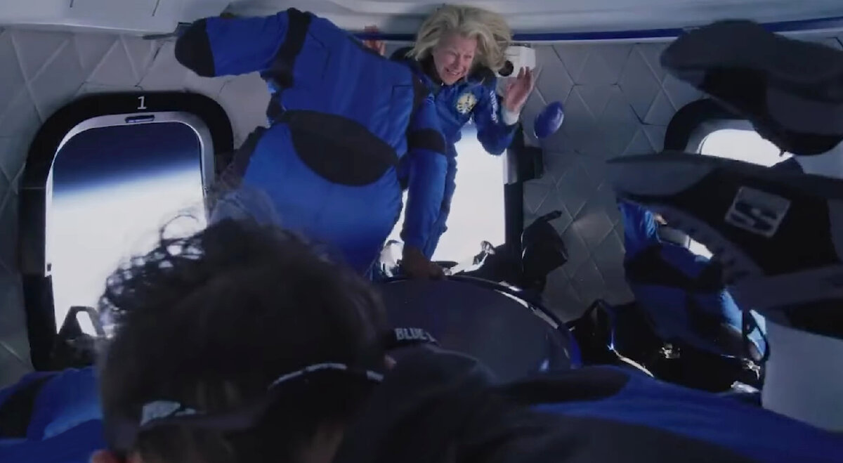  Внутри капсулы New Shepard, в центре кадра Лора Шепард Черчли, кадр из видео Blue Origin