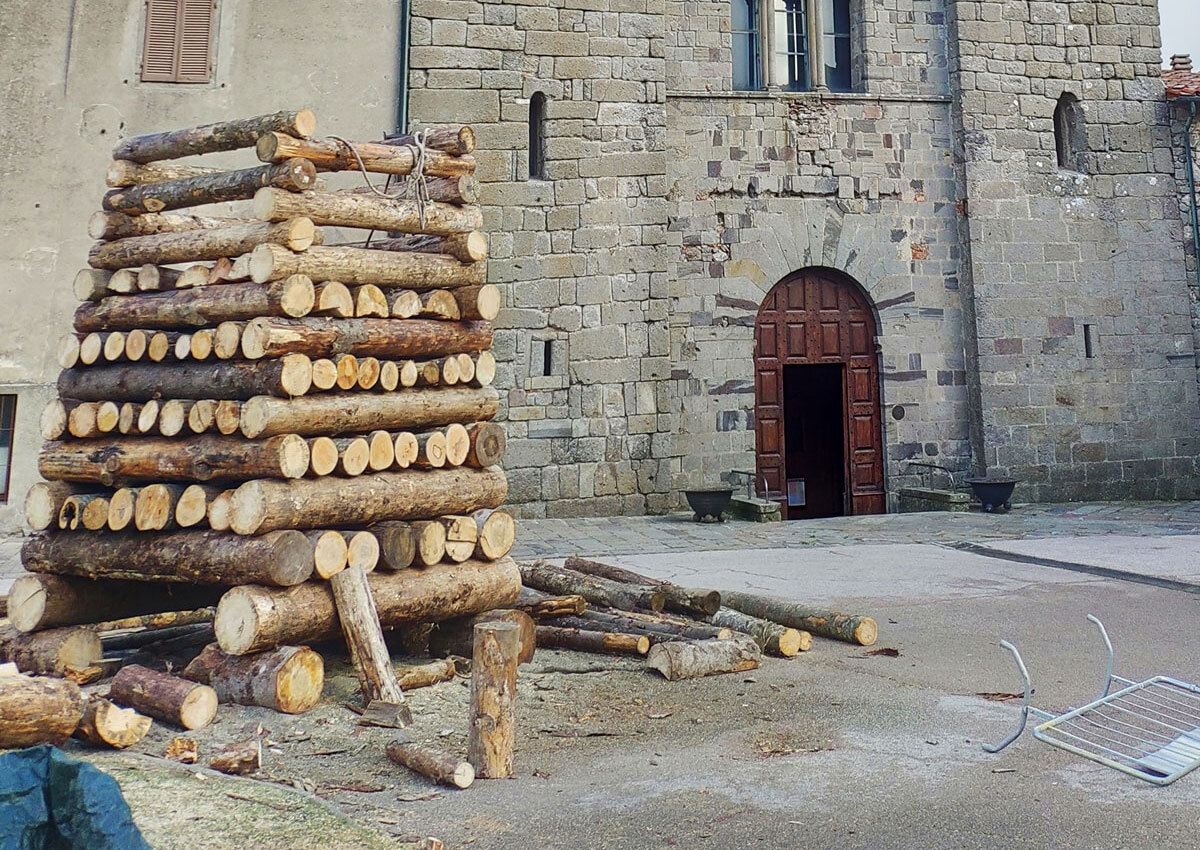 Подготовка "фиакколе" у здания аббатства в городе в Аббадия-Сан-Сальваторе