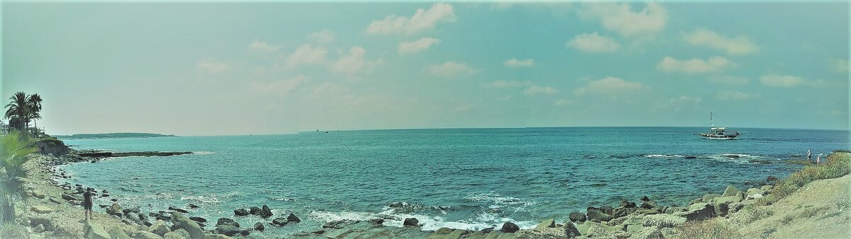 Море в окрестностях Сиде, Турция.  Возможно именно по этому берегу прогуливались подруги ( фото из архива автора) 