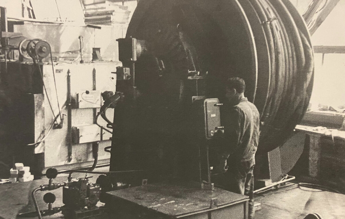 ПОУКТ-1 - автоматизированное подъёмно-опускное устройство для опускной системы ГЛС. Фото из книги Настоящий корабль Альбатрос, авторы Дмитриев Г.С., Машенский С.Н., Панков С.Н.