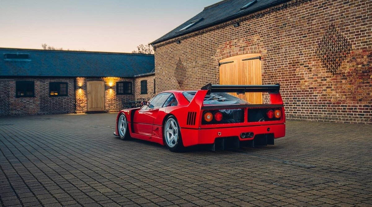 Ferrari f40 в гараже